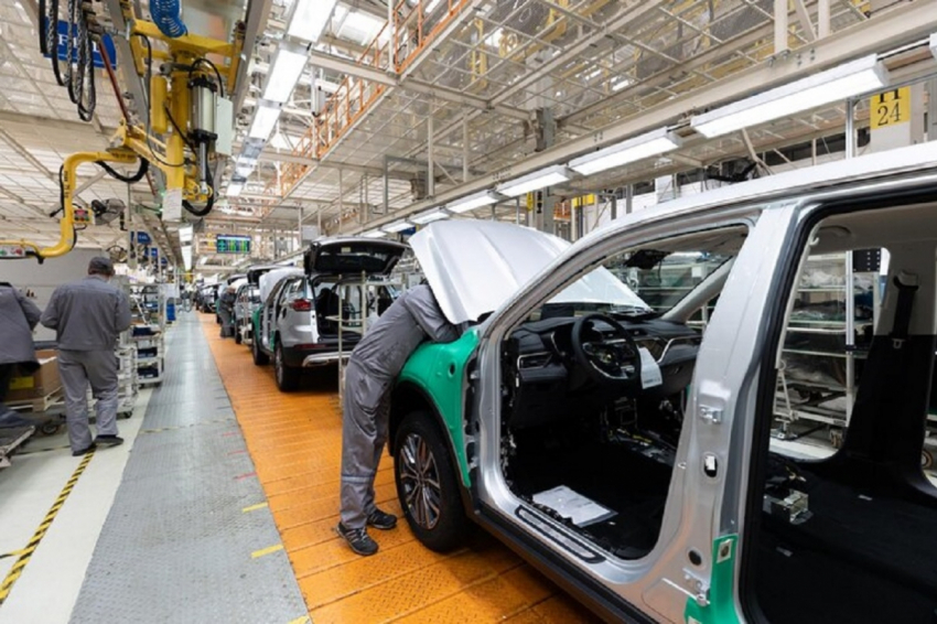 «АвтоВАЗ» решил поднять зарплату рабочим