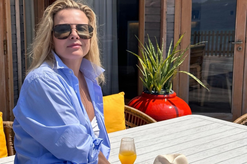 50-летняя Юлия Высоцкая запустила горячее фото топлес на Мальдивах