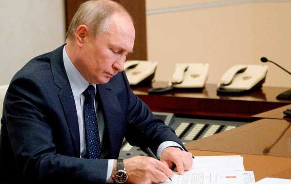 Путин подписал указ о помиловании 52 осужденных женщин