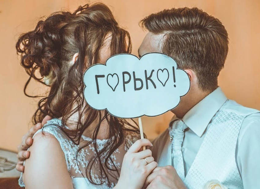 Происхождение традиции кричать на свадьбах «Горько», что это значит