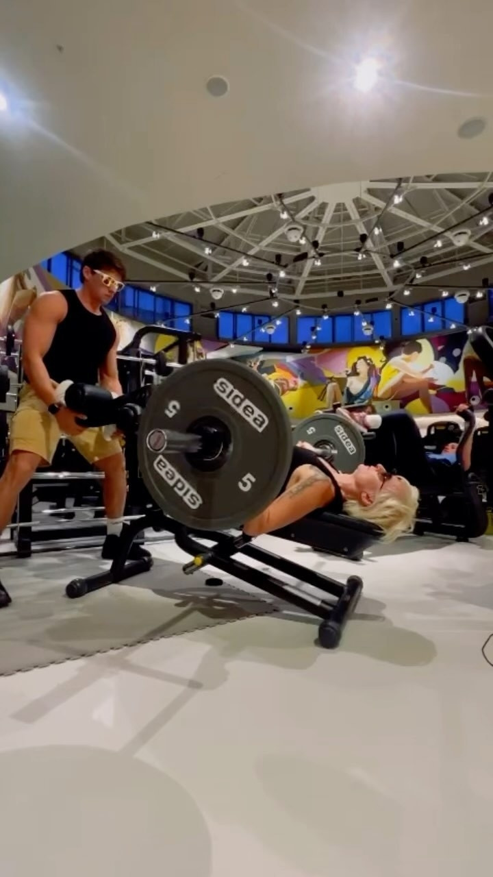 «Ответочка Кравитцу»: Диана Арбенина в кожаных штанах выполнила жим штанги