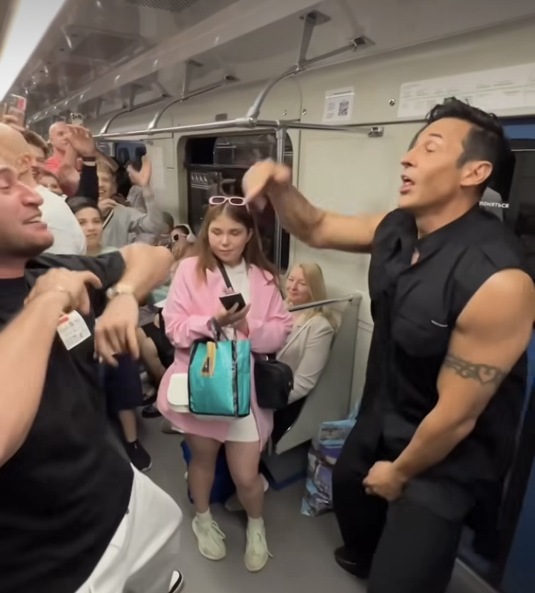 Стас Костюшкин и рэпер Дава станцевали в метро — устроили пиар-скандал