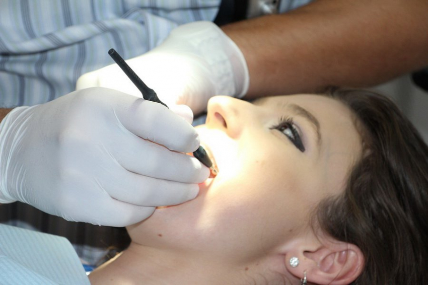 Стоматолог Татьяна Сумцова раскрыла причины появления трещин на зубах