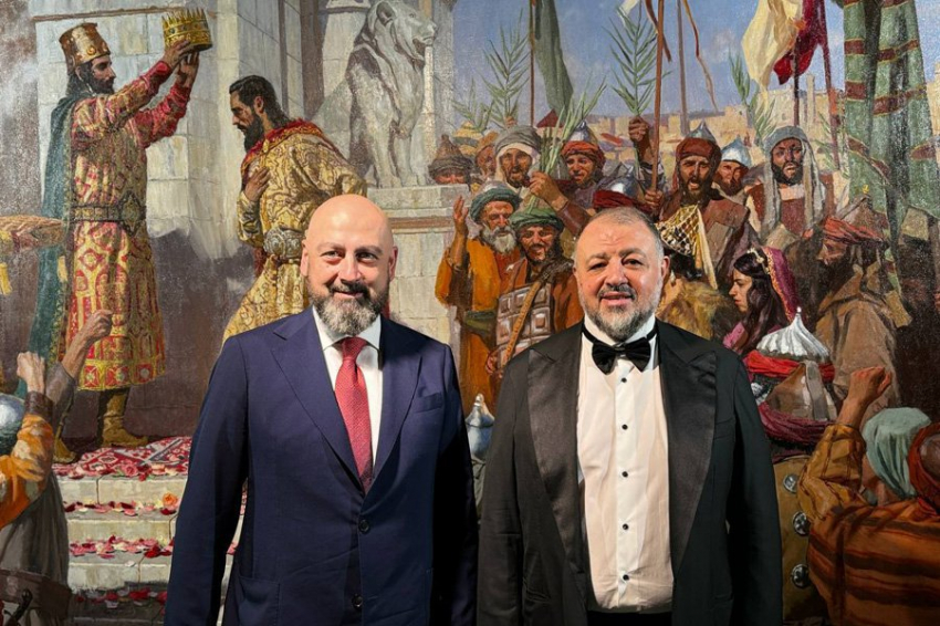 Министр туризма Абхазии посетил выставку армянского искусства 