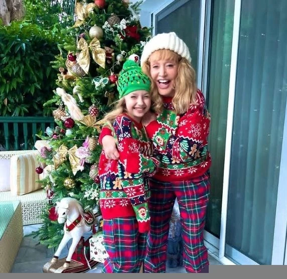 «Предновогоднее настроение»: Максим Галкин умилил фотографией жены Аллы Пугачевой и дочери Лизы в парных костюмах