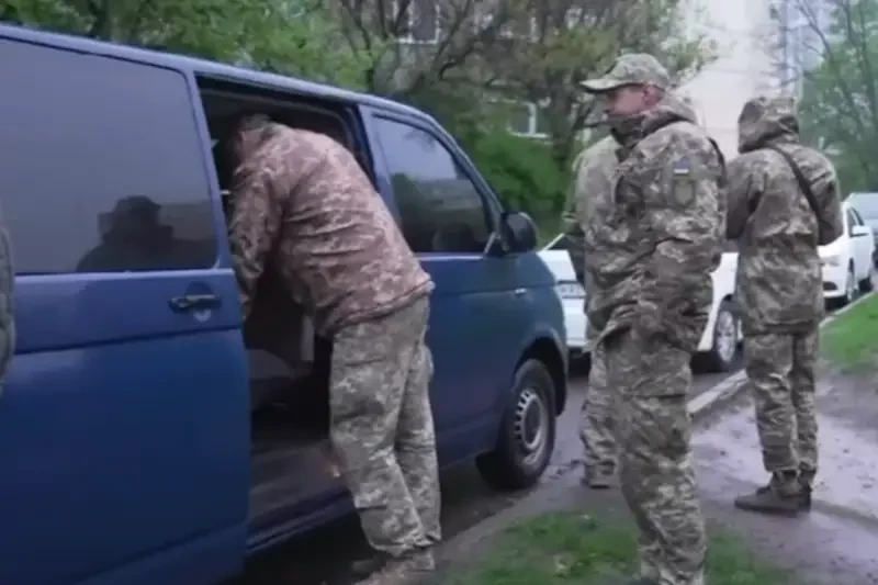Сотрудник ТЦК рассказал, что на Украине признают годными к военной службе людей с шизофренией