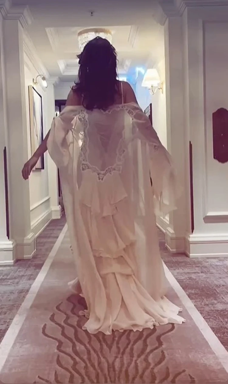 Почему мужчины сходят по ней с ума: Екатерина Климова снялась в прозрачном пеньюаре