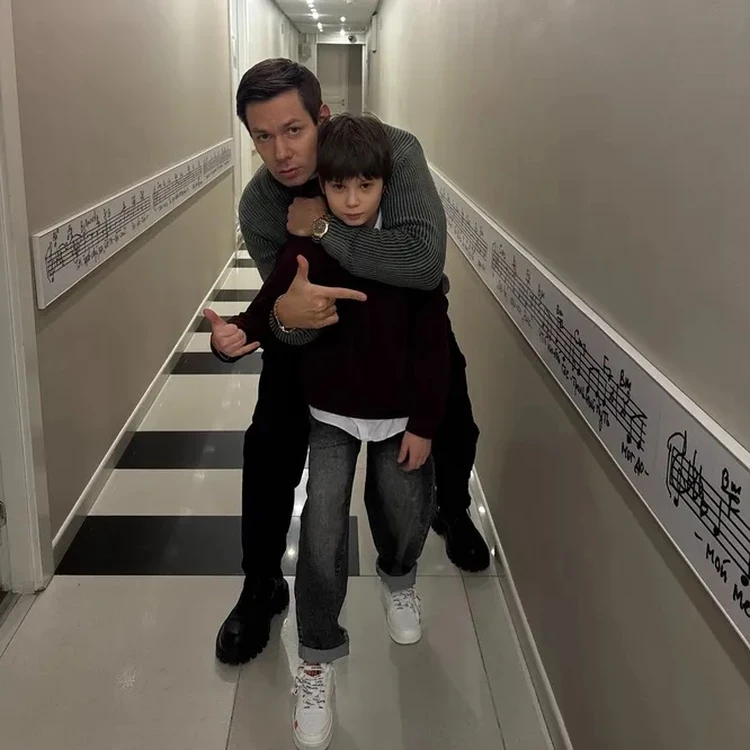 «В последний раз с сыном пели "Сигма бой"»: Стас Пьеха о семье, работе и реабилитационном центре