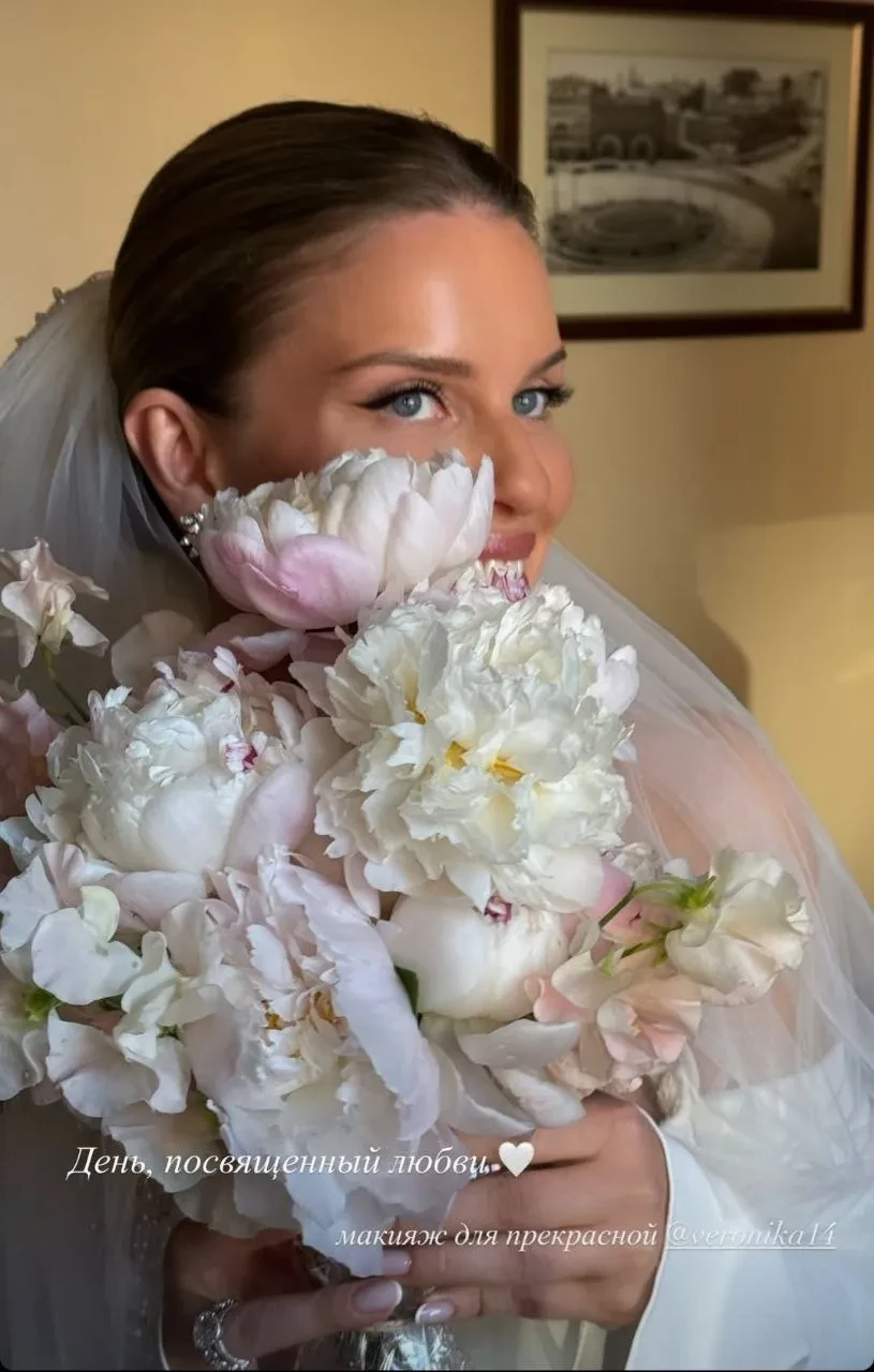 Платье от Valentin Yudashkin и песни от Любови Успенской: в Москве прошла свадьба психолога Вероники Сидоровой