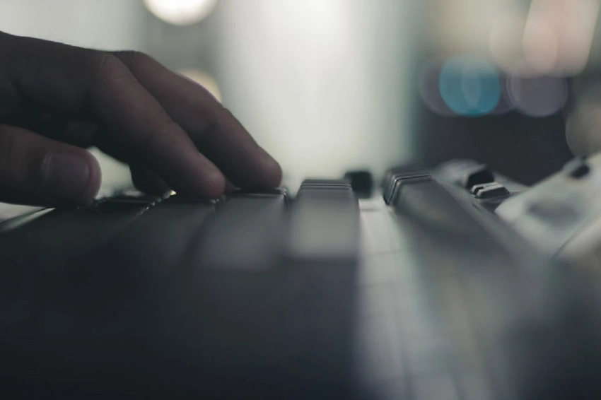 Более трети россиян не обедают на рабочем месте и не матерятся из-за запрета