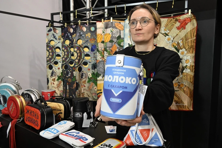 Сюрреалистичные украшения, вязаные микрошорты, сумки в виде банок сгущенки и икры: чем удивили бренды на Московской неделе моды