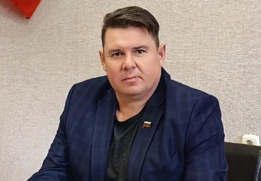 Калужский депутат предложил местным жительницам носить мини-юбки для "повышения демографии"