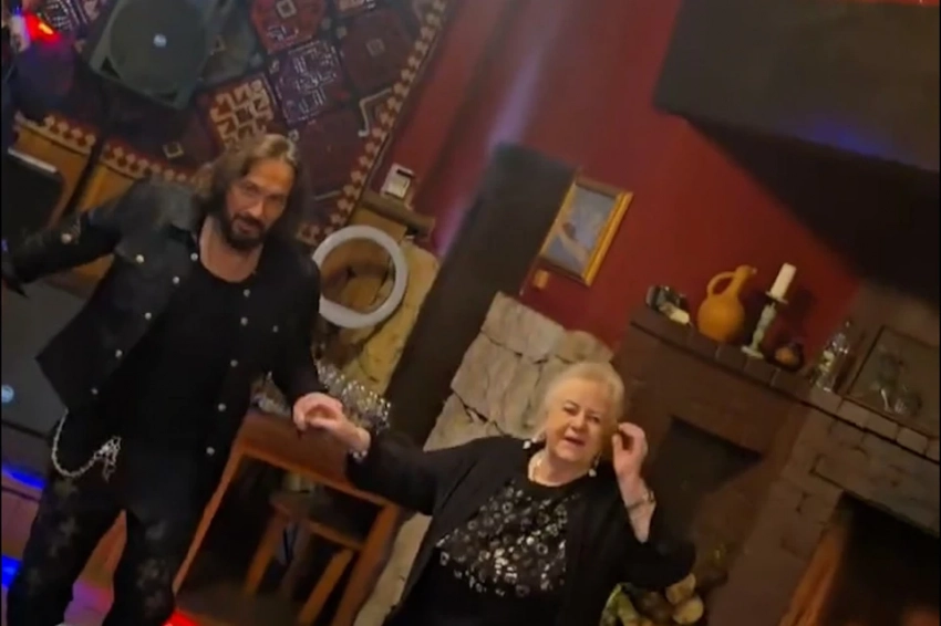 Стас Михайлов вместе с мамой станцевал под народные песни в день ее рождения