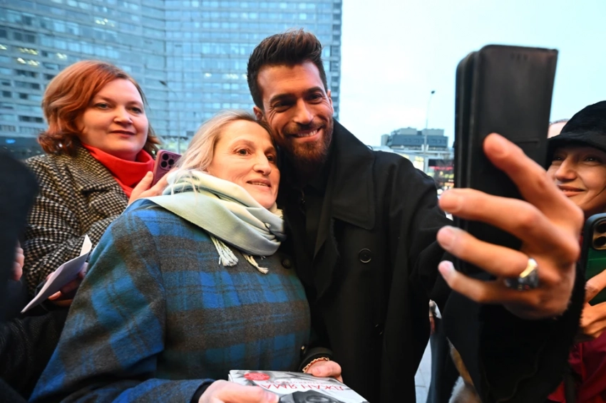 Охота на Джана Ямана: Звезде турецких сериалов подарили кольцо, шарфик, расцеловали и позвали жить в Бирюлево