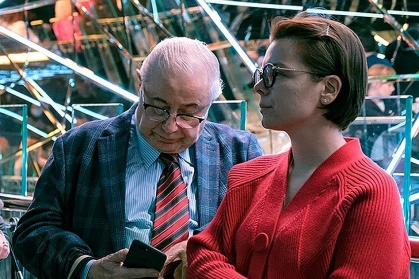 Неприятности в семье Брухуновой: Петросяна застали за флиртом с молоденькой блондинкой