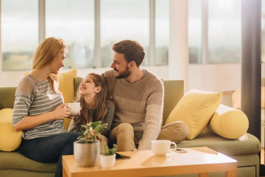 Как познакомить ребенка с новым партнером родителя: советы и ошибки