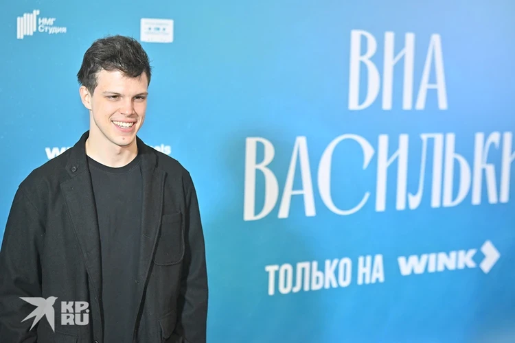 Светская премьера сериала «ВИА Васильки»: Игорь и Гриша Верники позировали на дорожке вместе, а Сергей Жуков не приехал по состоянию здоровья