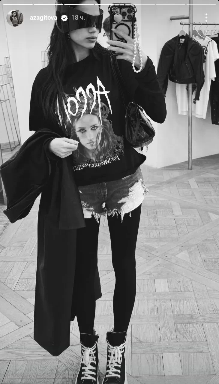 Chanel и журнал Forbes в руках. Алина Загитова устроила фотосессию в Париже в готическом стиле