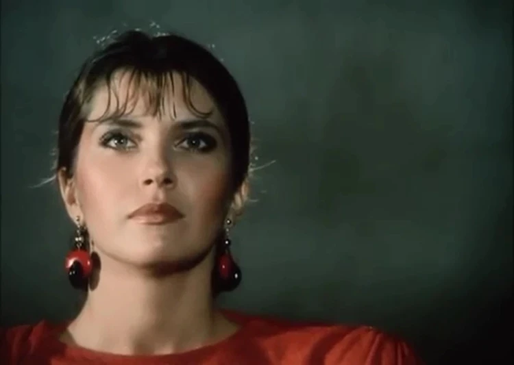 Очаровала миллионера, сбежала из-под венца и вышла замуж за дворника: невероятные повороты судьбы Веры Сотниковой