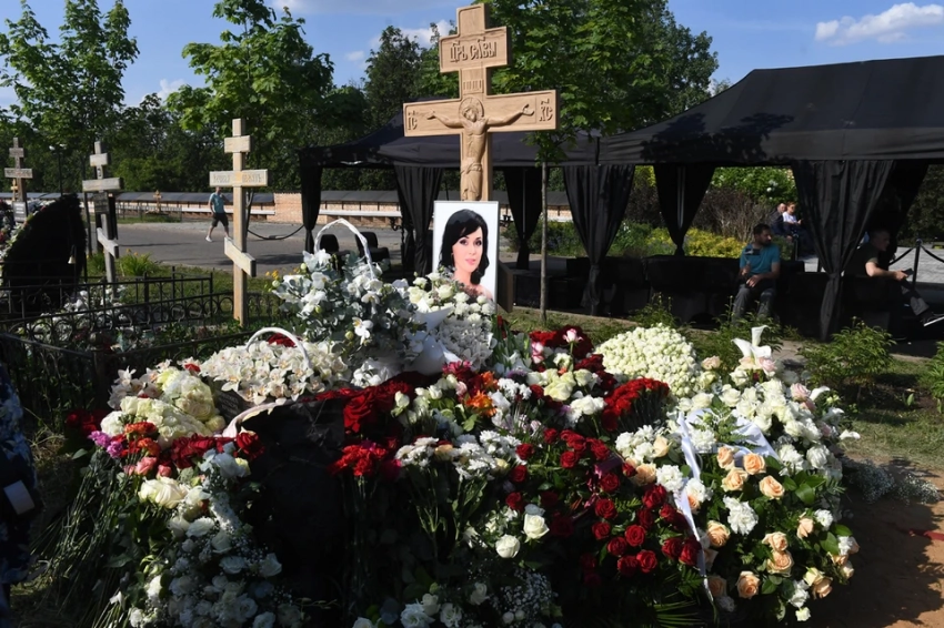 Петр Чернышев встал на колено перед могилой Анастасии Заворотнюк: дочь Мила прижалась к отцу у креста