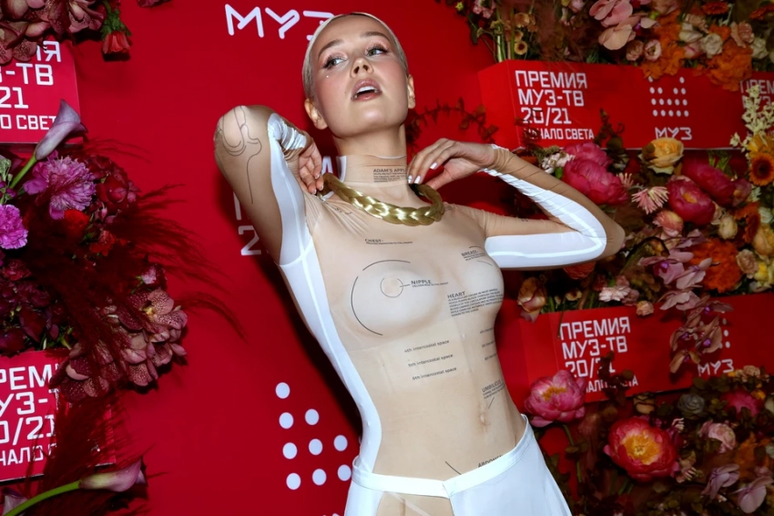 «Жестко облажалась»: Клава Кока показала новую прическу, из-за которой проплакала всю ночь