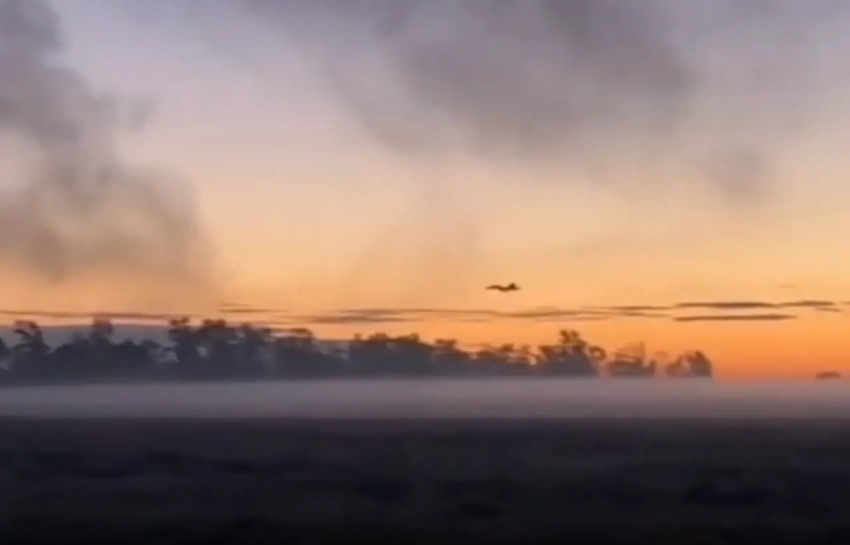 После сброса – быстрый набор высоты и резкий уход из опасной зоны: опубликованы неподтвержденные кадры работы истребителя-бомбардировщика Су-34 на предельно малой высоте