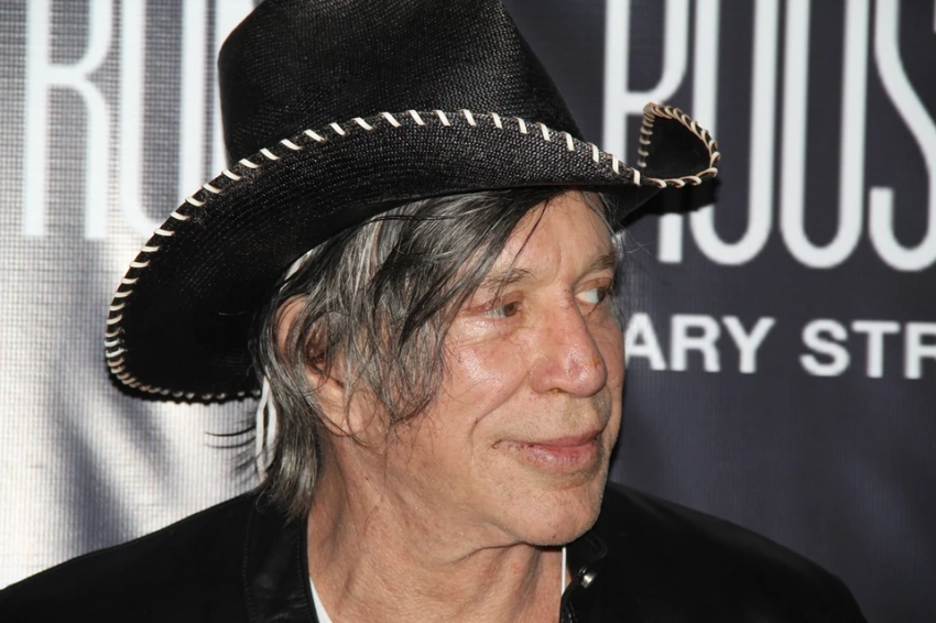 «Изуродовал свое лицо»: Новое фото Микки Рурка повергло в шок