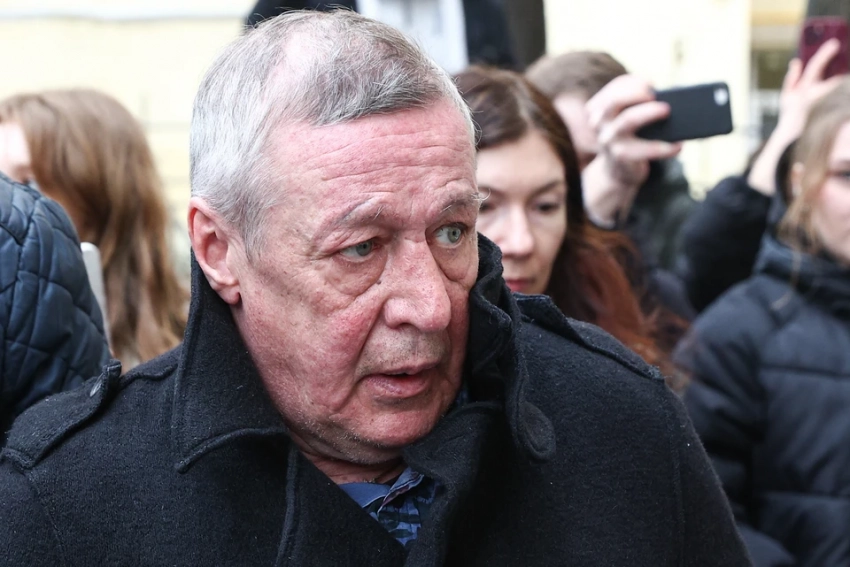 Жена опять спасает Михаила Ефремова: "Теперь не пьет, не курит - читает, пишет, смотрит"