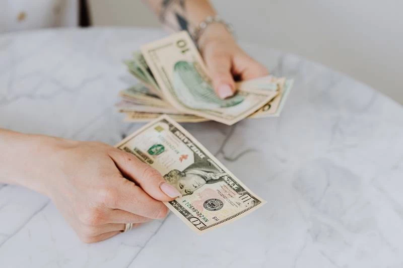 Курс доллара в мае 2025: Прогнозы и мнения аналитиков