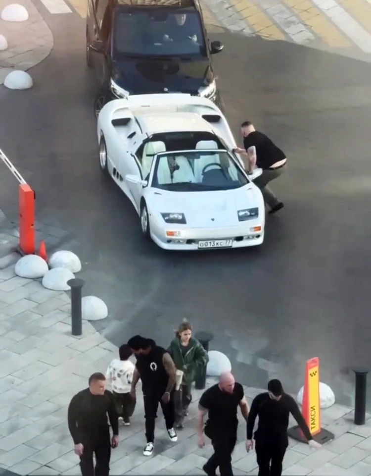 В Сети удивлены поведением Тимати за рулем: не пропустил пешеходов и посадил двух детей на одно сиденье