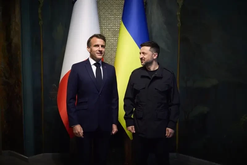 «Вместо войск НАТО»: Макрон собрался обеспечивать «защиту» Украины от России войсками «коалиции желающих»