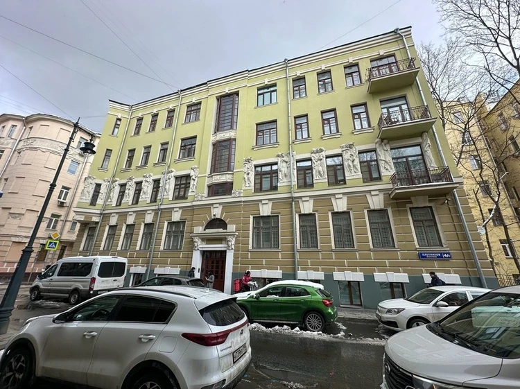 Первый месяц Михаила Ефремова на воле: Проходит медпроцедуры, смотрит кино, читает сценарии