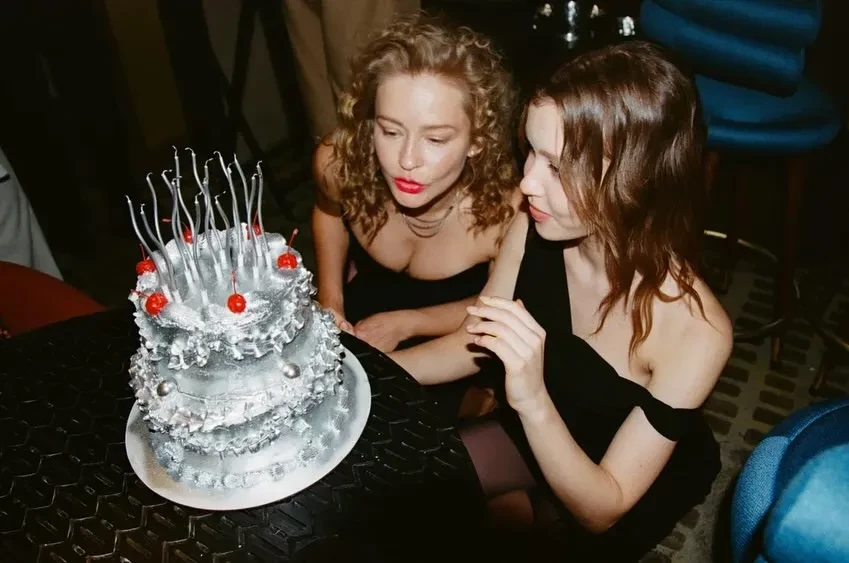 Алексей Учитель среди гостей: Юлия Пересильд показала фото с 16-летия её дочери Анны