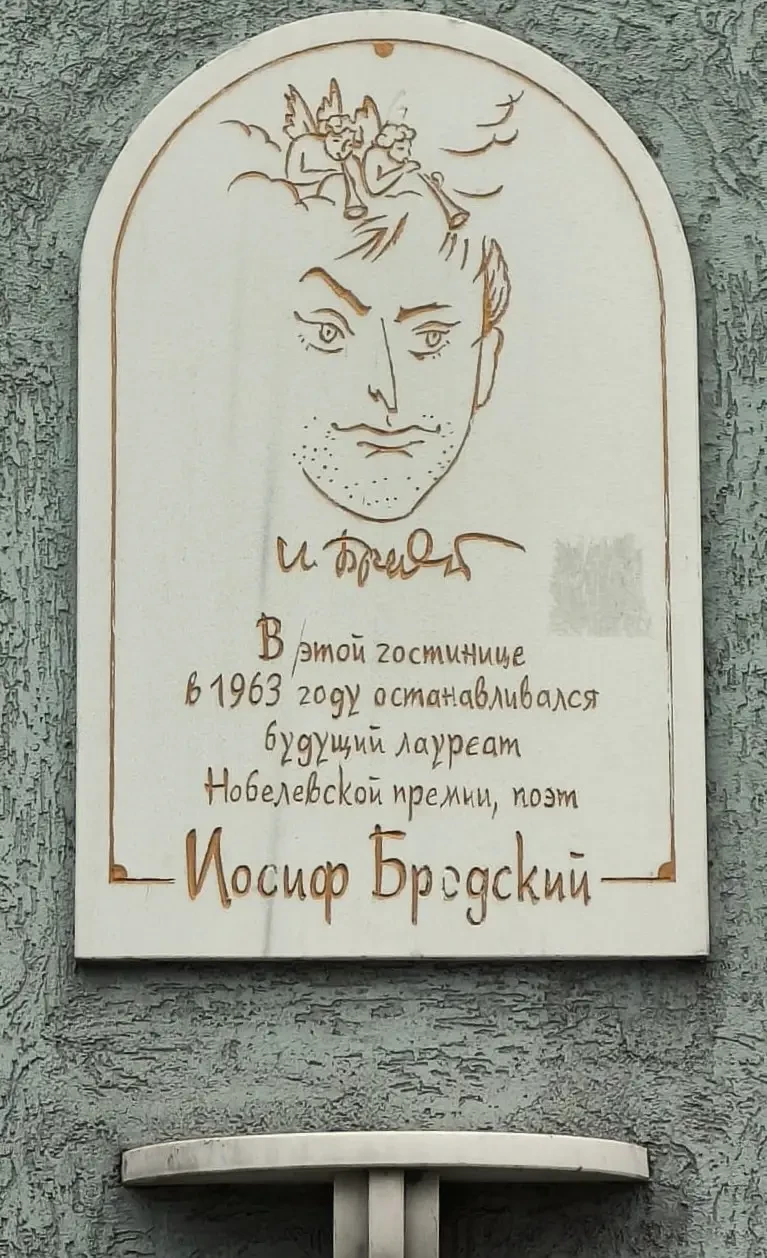 Совесть свою от укора спасал он бутылкой Кагора