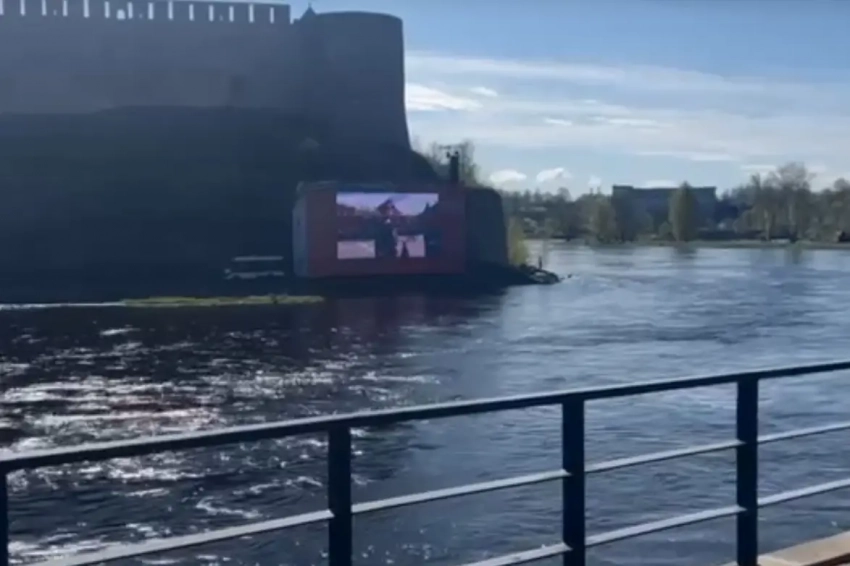 Жители эстонской Нарвы получили возможность увидеть трансляцию парада Победы на установленном в Ивангороде экране