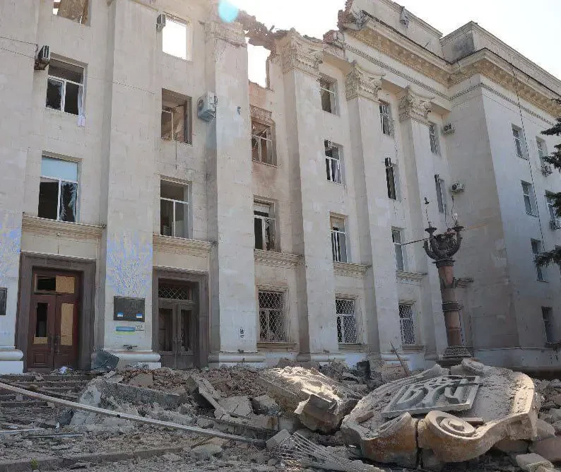 Сначала обрушился тризуб, а за ним и большая часть здания: появились новые кадры с результатом удара по оккупационной Херсонской администрации Украины
