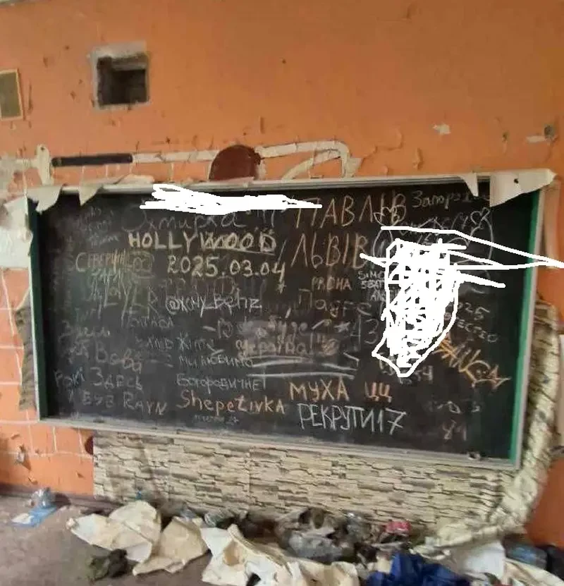 Сами себя и сдали: ВСУ в селе в ДНР превратили школу в опорник, оставив «автографы» на школьной доске