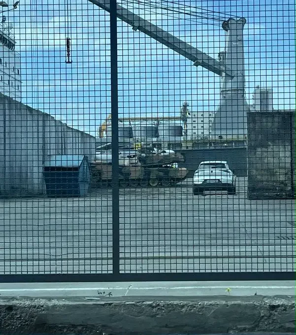 Австралийские танки для Украины сфотографированы в польском порту.
