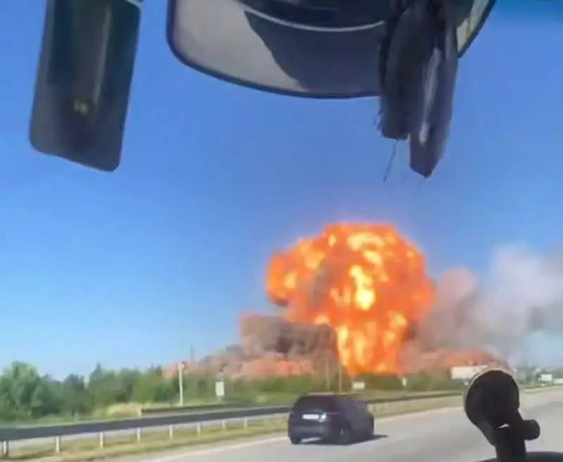 Мощный взрыв прогремел на объекте в Житомире - на кадрах столб дыма высотой с 20-этажное здание