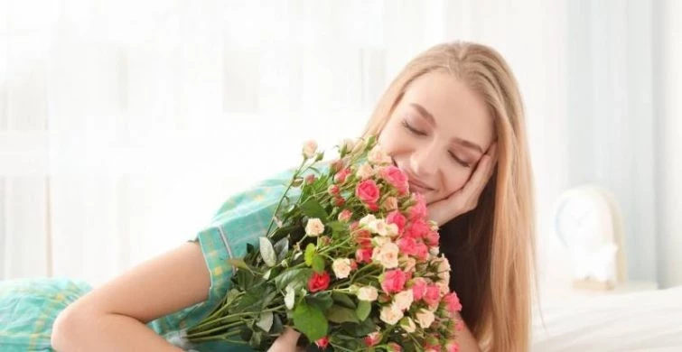 Поздравить Ольгу с именинами 24 июля 2025 года стоит красивыми стихами и открытками