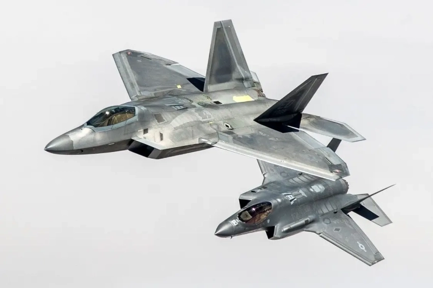 Опубликованы кадры сопровождения истребителями F-22 ВВС США борта президента РФ, вернувшегося на Чукотку