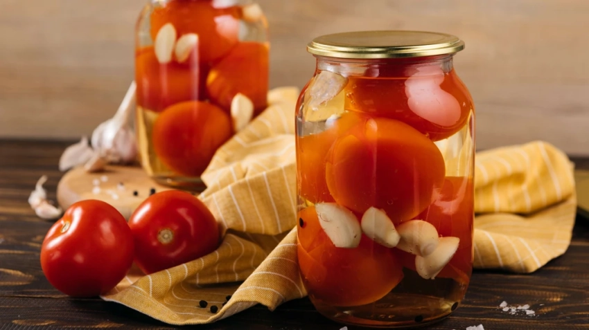 Украшение зимнего стола: 7 секретов маринованных помидоров, которые превратят томаты в деликатес