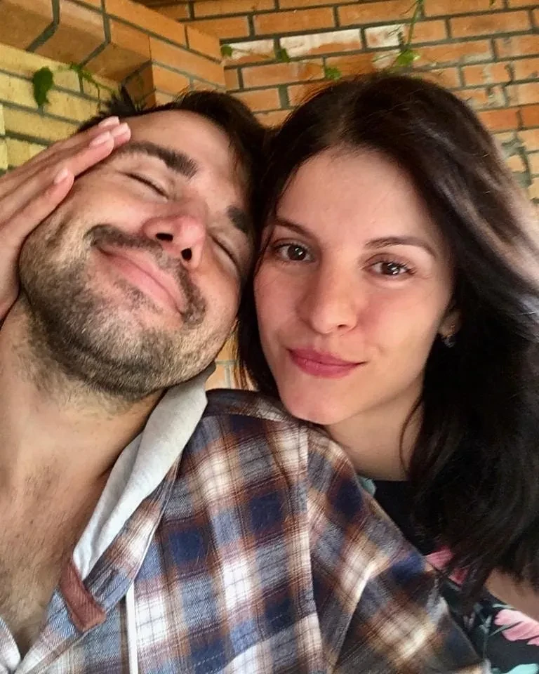 "Бегал за ней с шампуром и пытался убить". Звезду "Папиных дочек" Михаила Казакова обвинили в домашнем насилии и попытке убить жену