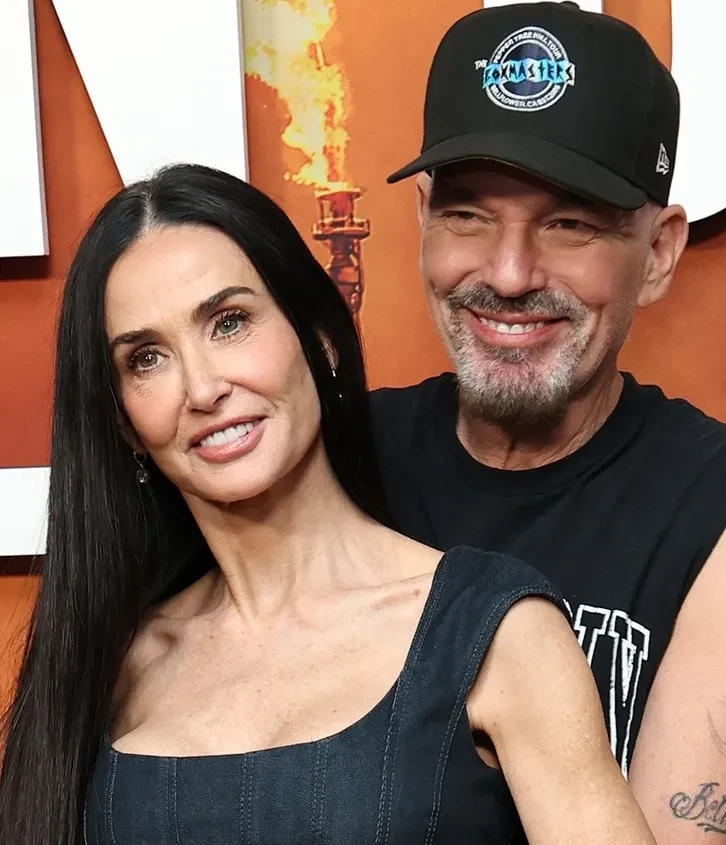 Деми Мур вышла в свет с бывшим мужем Анджелины Джоли