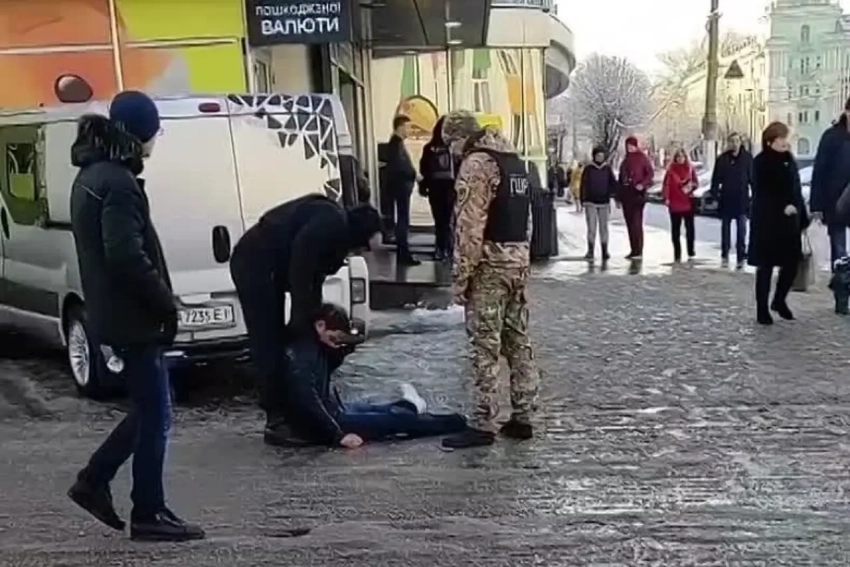 На одесском рынке люди перевернули минибус сотрудников ТЦК и прогнали их «за забор»