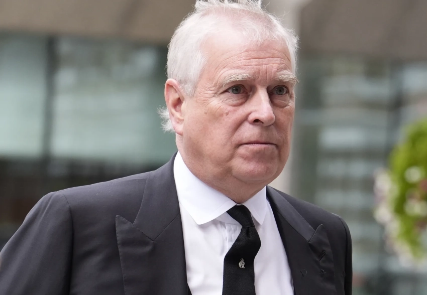Принца Эндрю лишили титула по праву рождения и выселили из королевской резиденции из-за дружбы с миллиардером-педофилом Джеффри Эпштейном