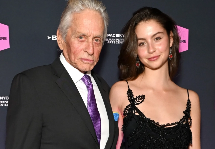 22-летняя дочь Майкла Дугласа и Кэтрин Зеты-Джонс вышла в свет с отцом — в винтажном платье своей матери