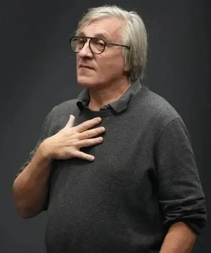 Основатель музея Бродского Максим Левченко покажет театральный спектакль "Всё тут" на парковке своего торгового центра