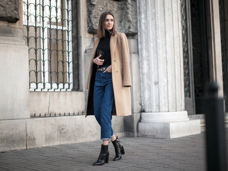 Три модели джинсов из 70-х, которые вернулись в моду в 2025 году