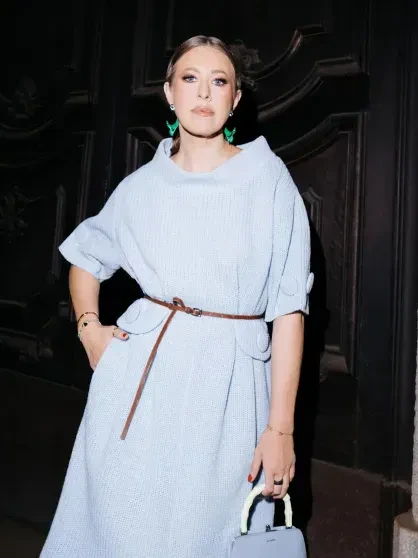 "Цифра уже так cебе". Ксения Собчак в честь 44-летия снялась в бикини на отдыхе. С праздником её публично поздравил муж Константин Богомолов